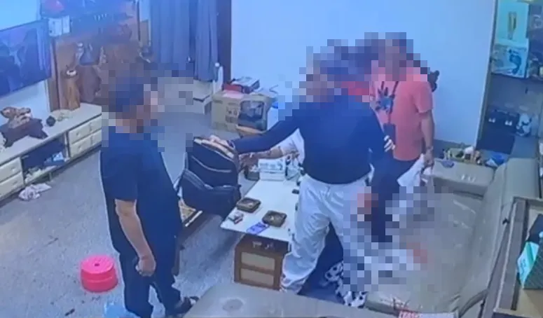 高雄莽男小年夜闖民宅砍人！　監視器錄下「兩人被捅」