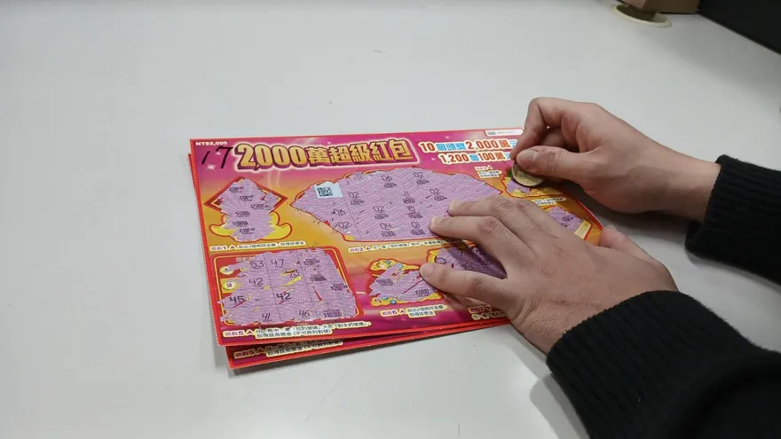 彩券行老闆長得像財神　兄妹集資刮刮樂幸運中100萬