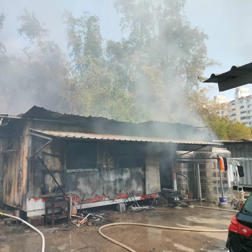 大年初一高雄貨櫃屋火警！疑冷氣故障釀災　1男燒傷送醫