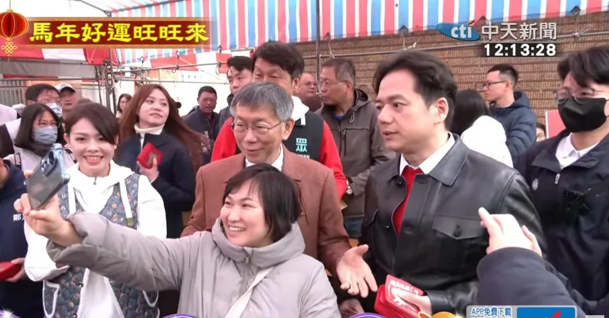 柯文哲大年初一走訪大新竹　同台高虹安發紅包喊：GDP成長薪水沒漲