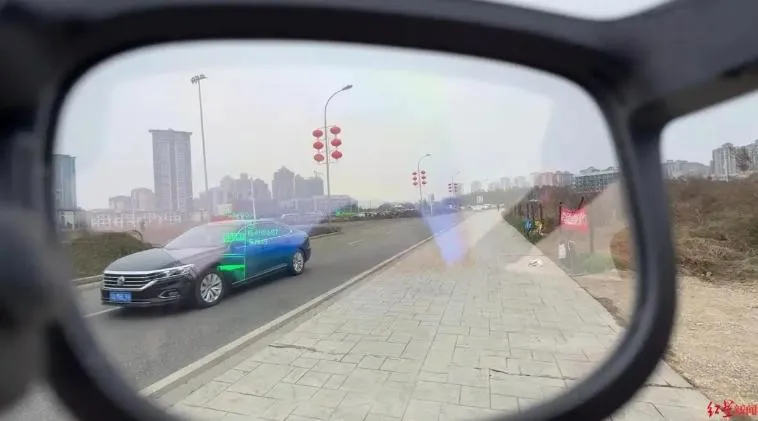 一眼看穿！陸交警配戴AI眼鏡控景點車流　秒辨識車輛預約狀態