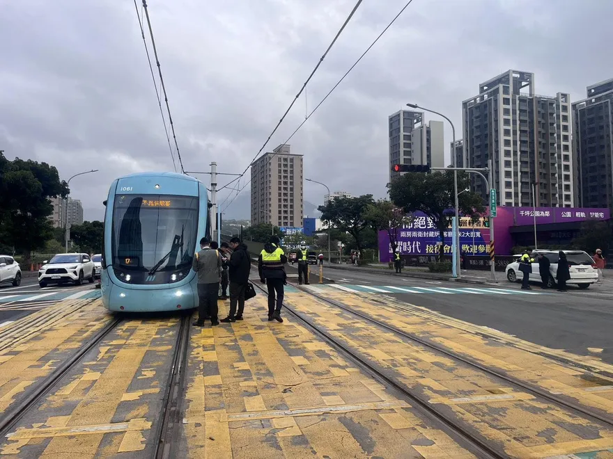 淡水自小客車違規左轉擦撞輕軌列車！駕駛遭警方開罰