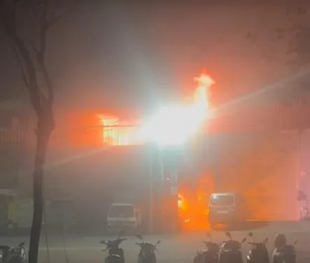 影/高雄茶葉工廠大火　老闆夫妻情急「從2樓跳下逃生」保命