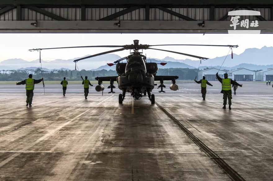 直擊！陸航601旅精實訓練：阿帕契與黑鷹協同　守護中樞安全