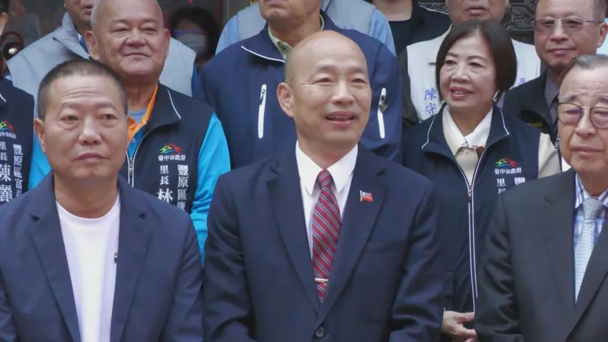 鄭麗文除夕撞鐘紅繩抖動引熱議　韓國瑜：多行善事有感應