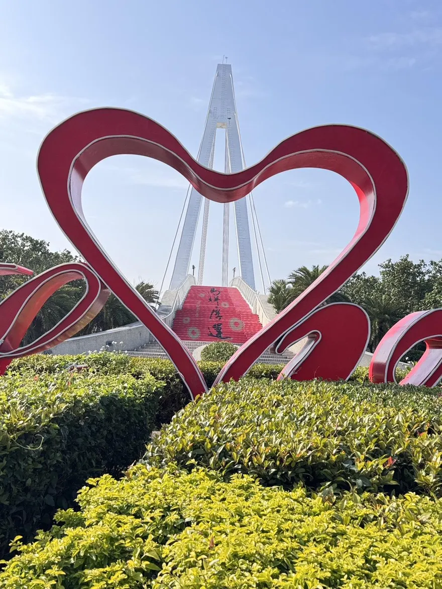 金馬迎春添喜氣　淡水漁人碼頭紅地毯迎好運一整年