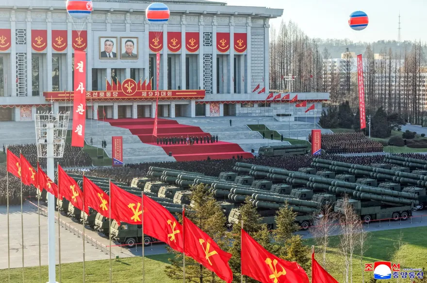 北韓展示核彈頭火箭發射器　金正恩：全球獨一無二、具戰略嚇阻