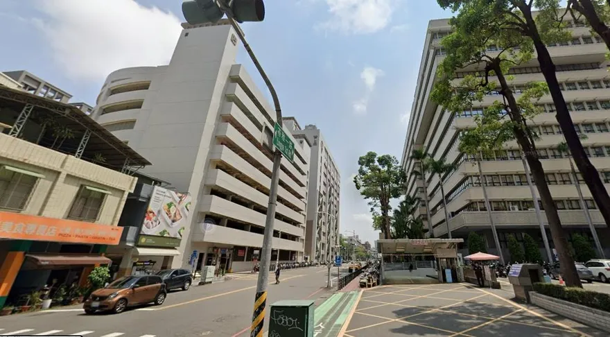 悚！高雄市政府旁停車塔前「男子墜下慘死」