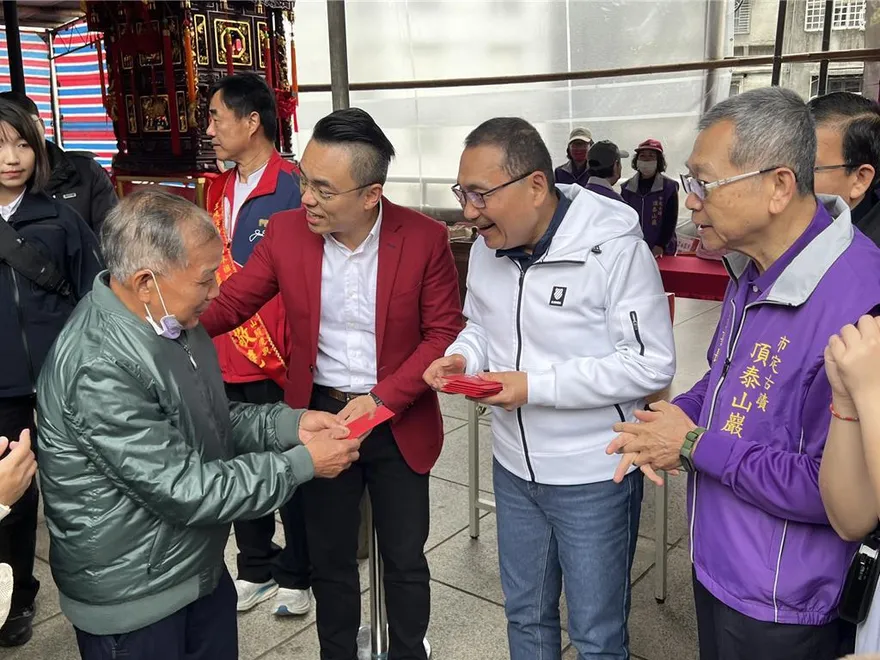 大年初三侯友宜贈福袋「馬上賺錢」　祝「馬上厚運」