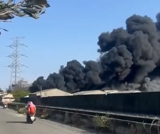 影/年初三雲林回收場大火！惡臭濃煙覆蓋數公里　宛如末日