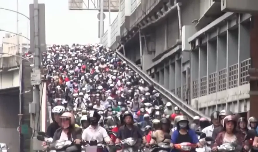 春遊雲林驚見10人騎車「沒戴安全帽」　當地人：心虛才戴