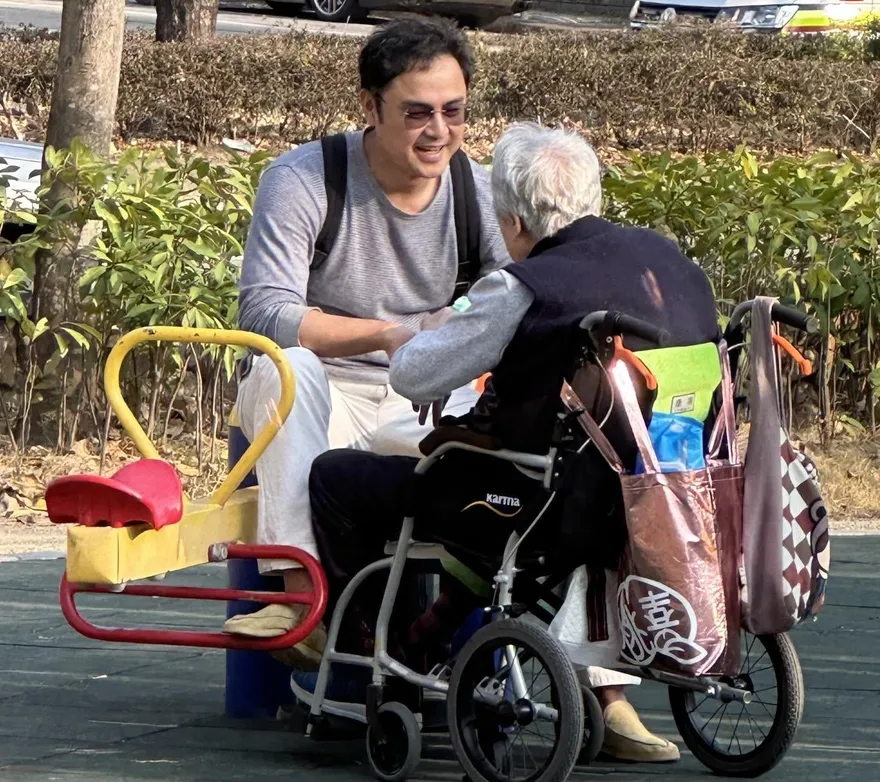 明道過年返台盡孝！陪7旬母親公園散步　感動上萬網友