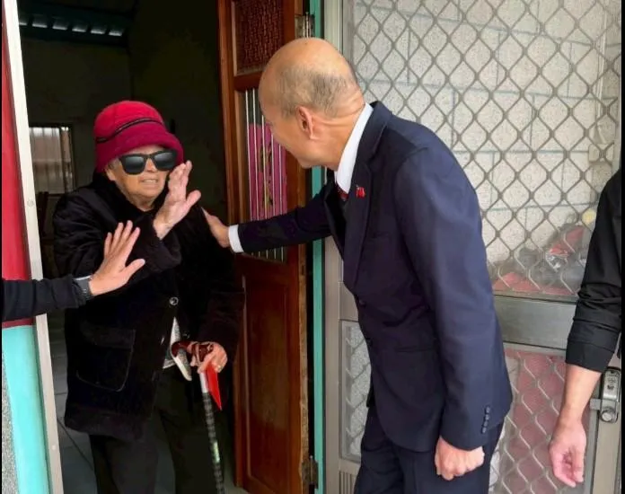 阿嬤問：「你是那個、那個什麼」　韓國瑜幽默自報名「我本人」