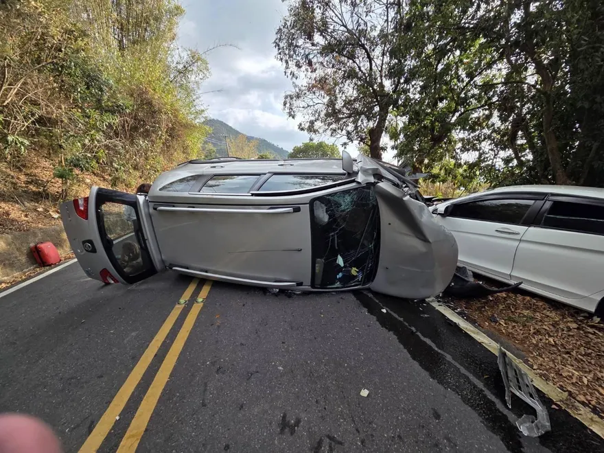高雄藤枝林道休旅車下坡煞車失靈　「對撞上山小車」11傷