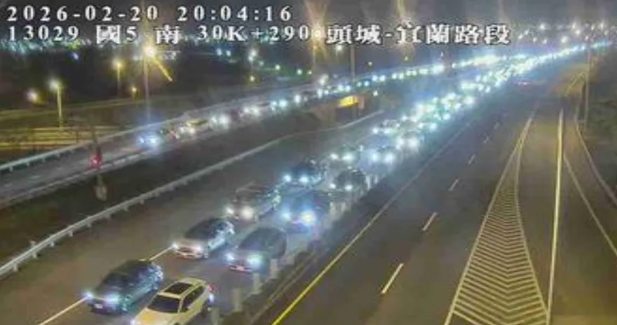返程車潮爆發！國5「紫爆」北上時速剩下6公里　全台多段紅