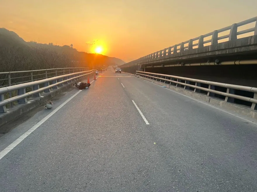 新北林口爆噩耗！西濱公路「女騎士疑自撞慘死」