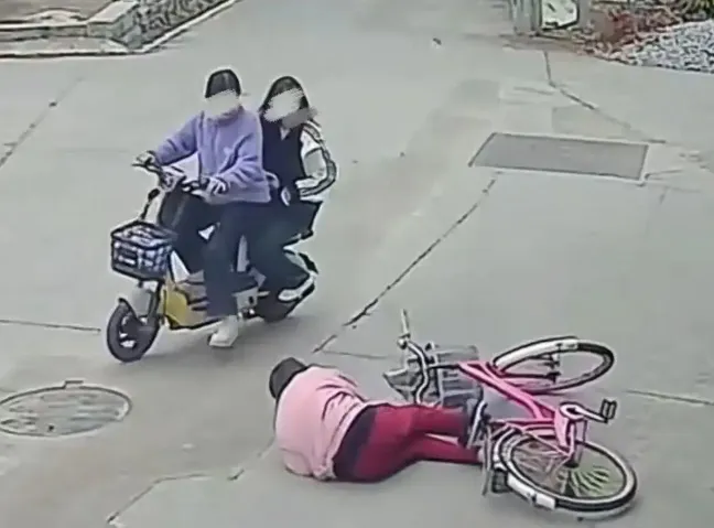 影/好心被雷親？陸2學生幫扶起摔車老婦　竟遭求償百萬網炸鍋