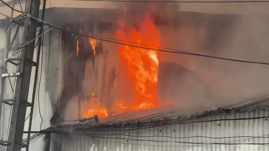 影/嘉義醫院附近爆重大火警！工廠「巨量濃煙狂竄蔓延」