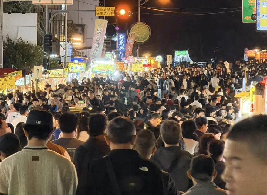 墾丁人潮復甦！大街擠爆遊客畫面曝　民宿業者感動