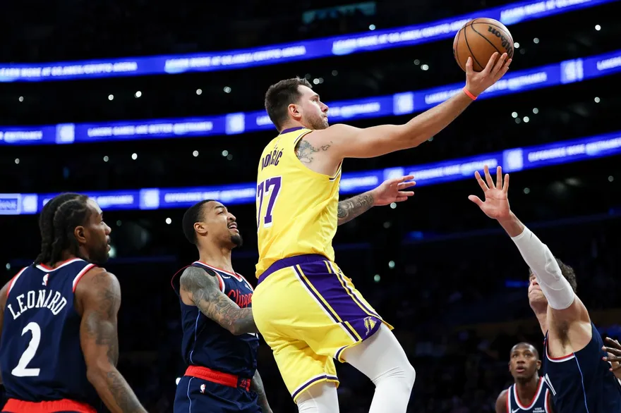 NBA/湖人三巨頭合體！東契奇轟38分擊退快艇　贏下洛城內戰