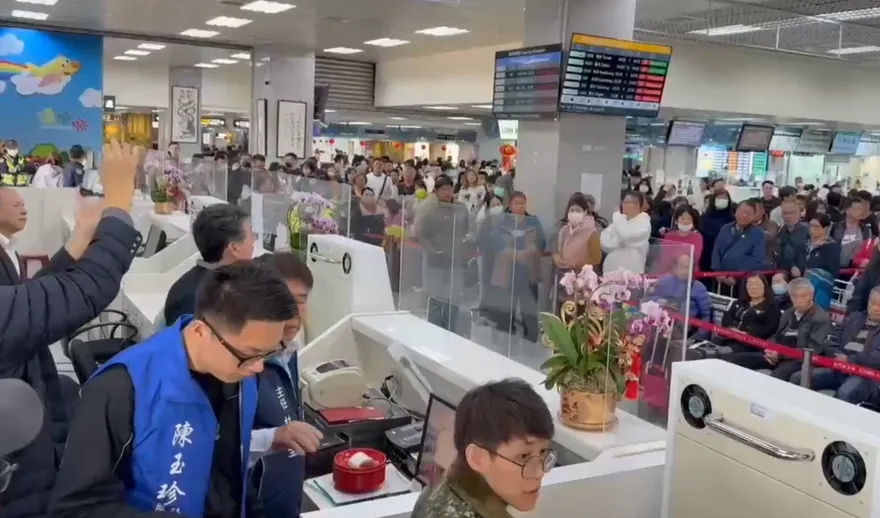 影/金門機場湧現返台潮！逾500人候補　軍機緊急支援疏運