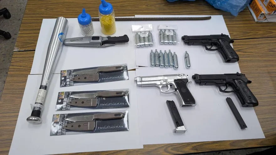 影/走路擦撞約談判！台南逾10少年持刀槍　國小門口射擊