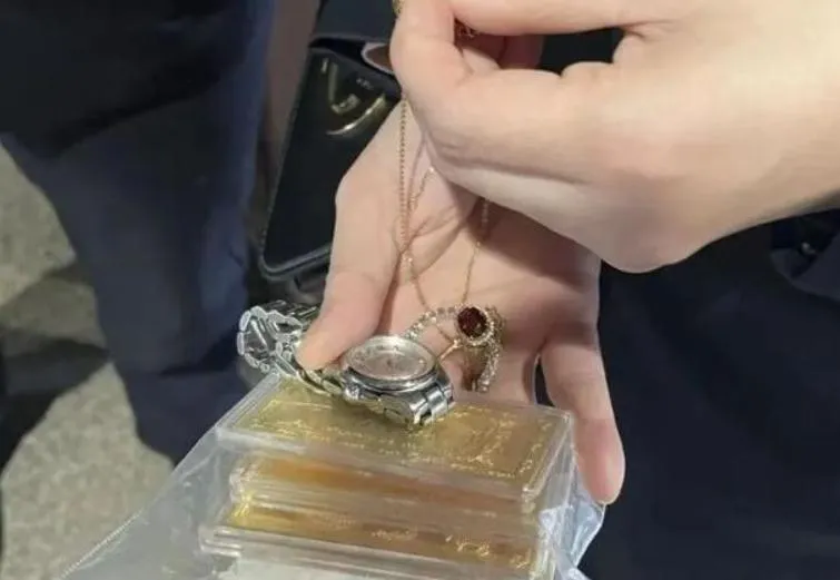 聊太嗨？陸女搭高鐵「下車接電話」　一轉頭「百萬金飾」隨車跑了