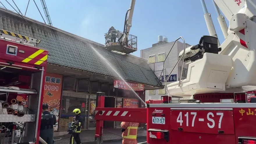 影/台中知名台菜海鮮餐廳大火！廚師臉、手慘遭火吻