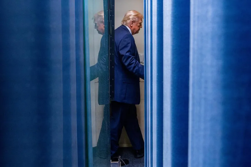 得知關稅敗訴…川普會議中收紙條第一反應曝　反問「所以輸了？」