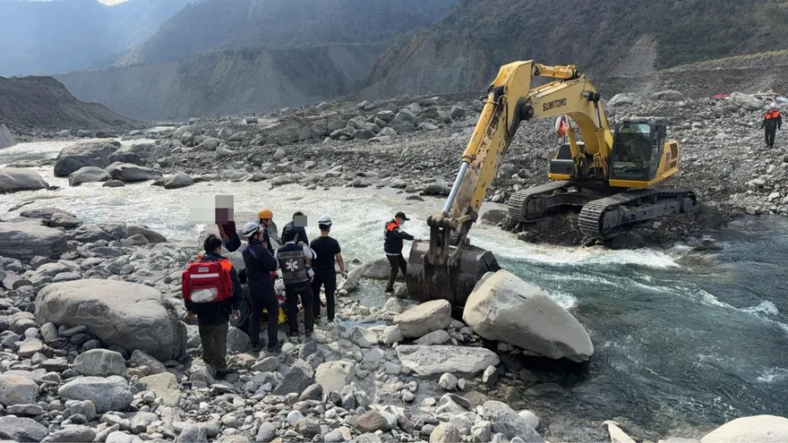 影/通車未滿月就出事！高雄瓦筏哈橋男騎士墜12米橋下命危