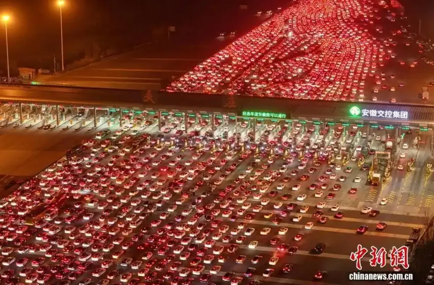 堵到懷疑人生！陸春運返程「100公里開5hrs」收費站震撼場面曝