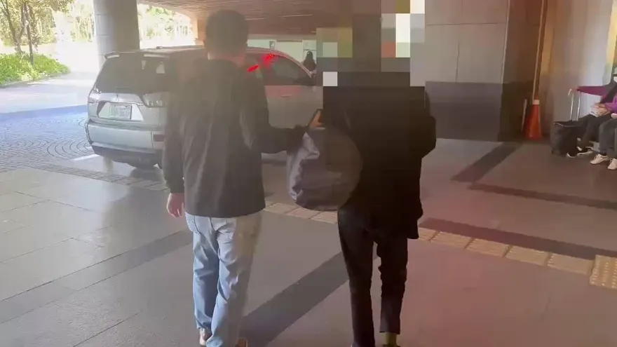 影/北車持刀男抓到了！林口拘提到案送辦