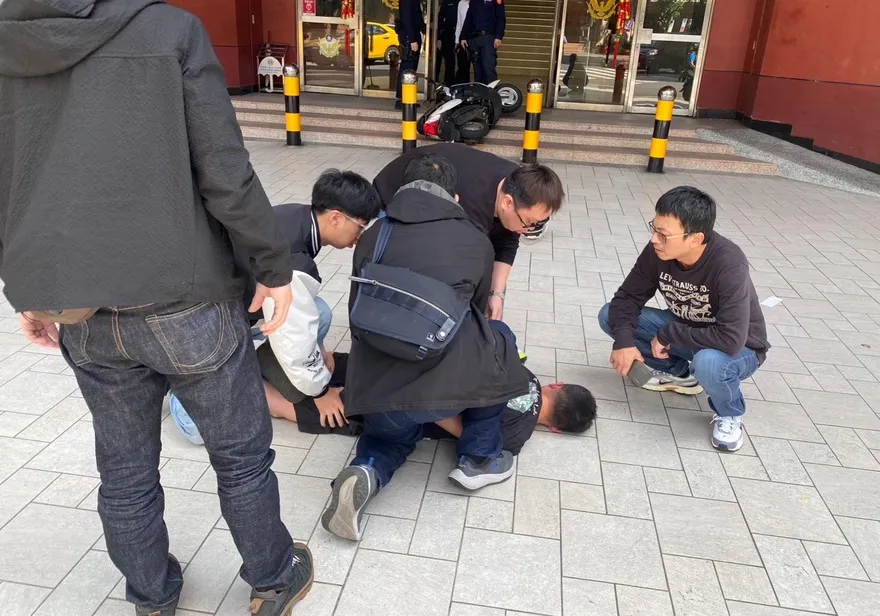 影/基隆32歲男「騎車暴衝撞警局」　警迅速制伏移送