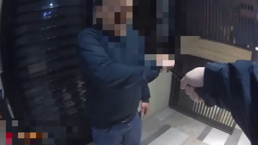 影/新北狂男持刀侵入社區！怒喊「存20萬豬公撲滿被偷」