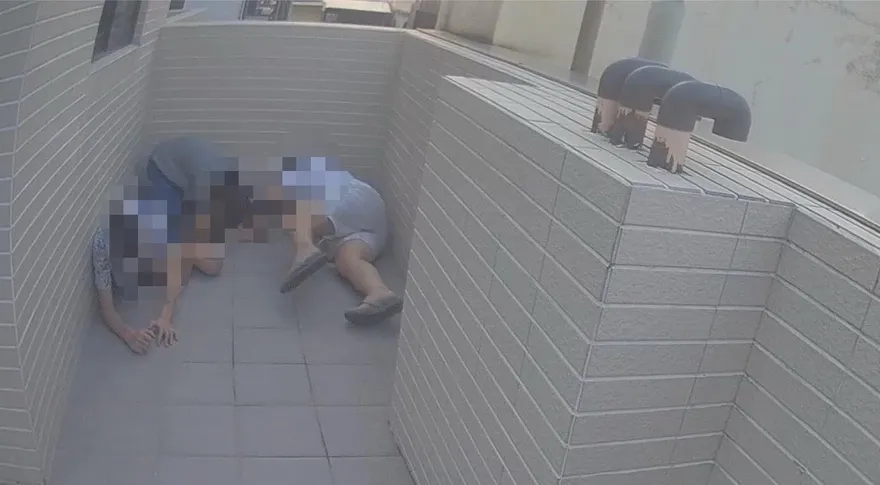 影/高雄警架梯攻堅毒窟！　屏東8毒販通緝犯躲屋頂一舉成擒