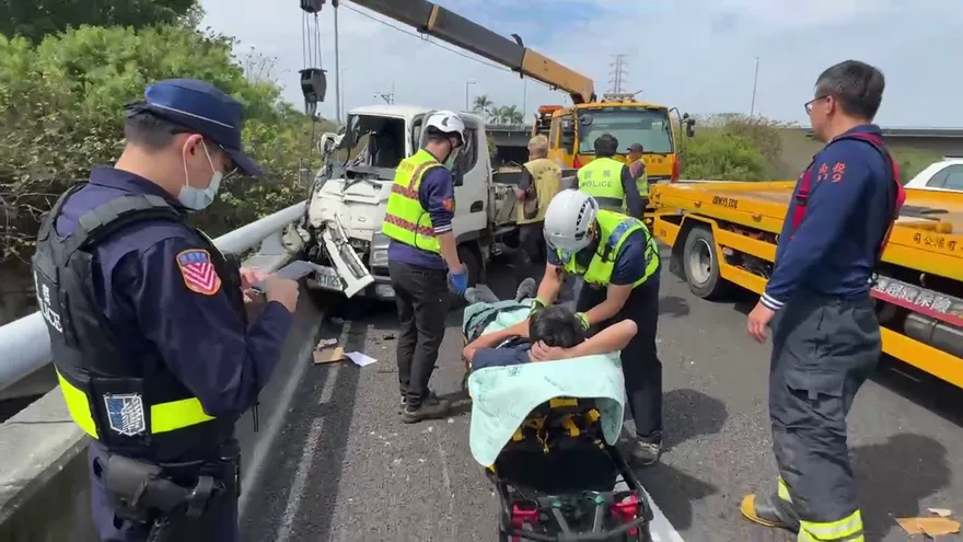 影/國3草屯段貨車自撞護欄！磁磚大量噴墜一地　駕駛輕傷