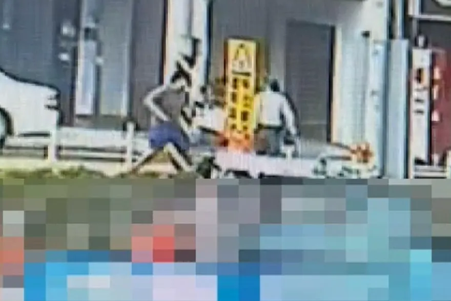 影/台南歸仁圓環發生攻擊事件　竟是父持拐杖管教兒