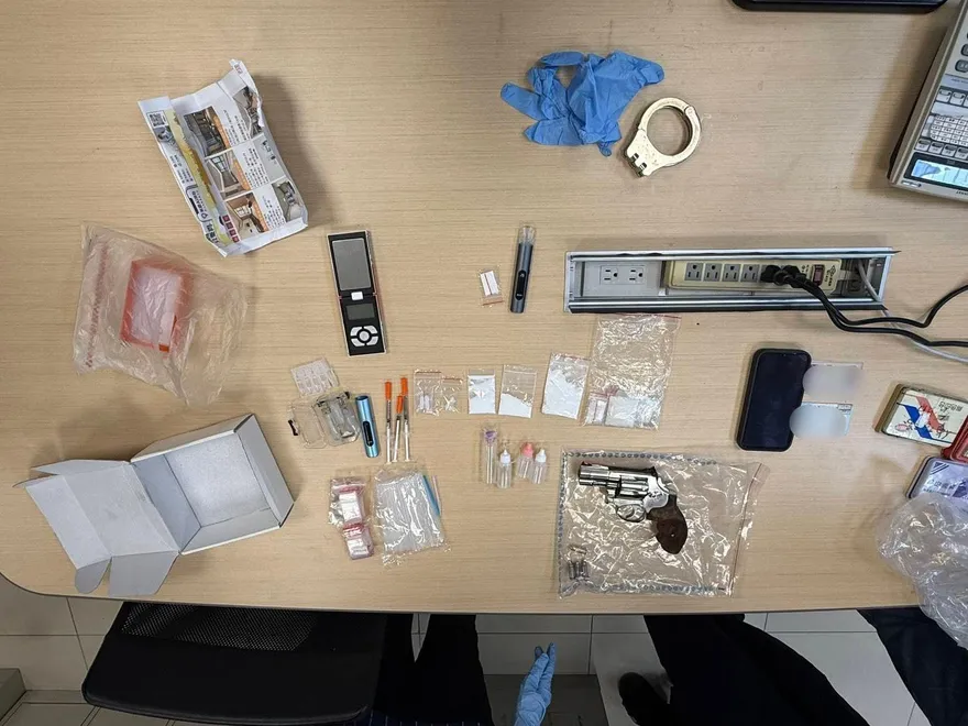 影/他毒駕翻車後搭小黃逃跑！警方逮人查獲大量毒品、槍械