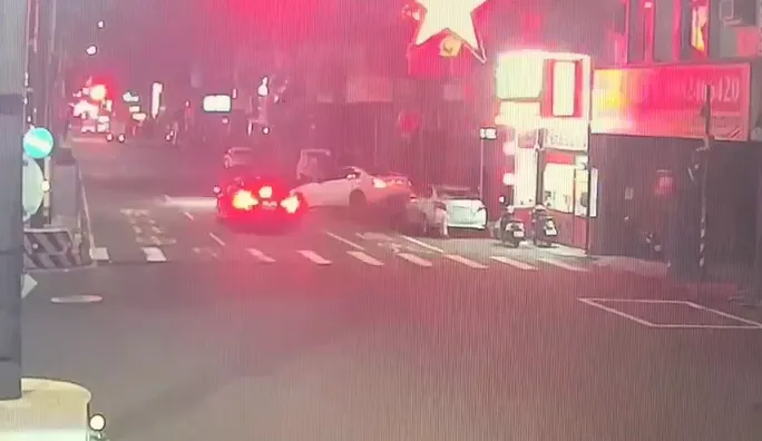 影/新竹轎車清晨闖紅燈「連撞5車」　駕駛棄車落跑