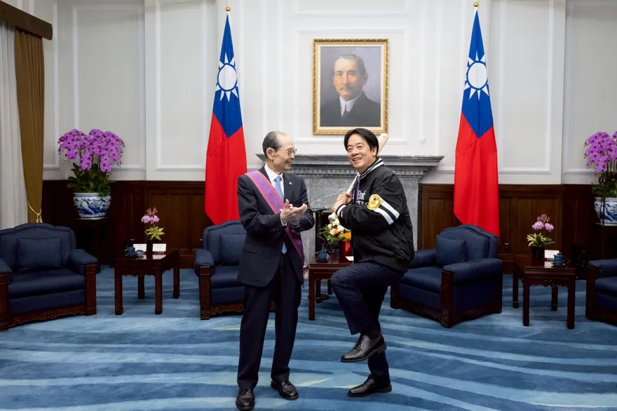 賴清德頒授棒球名將王貞治「一等景星勳章」！