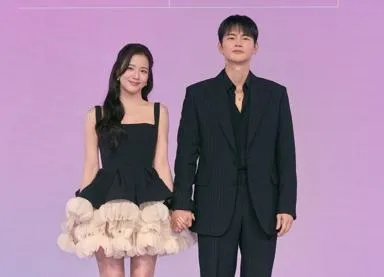 狂冒粉紅泡泡！徐仁國誇Jisoo「可愛又幽默」 被導演爆料：休假也到現場