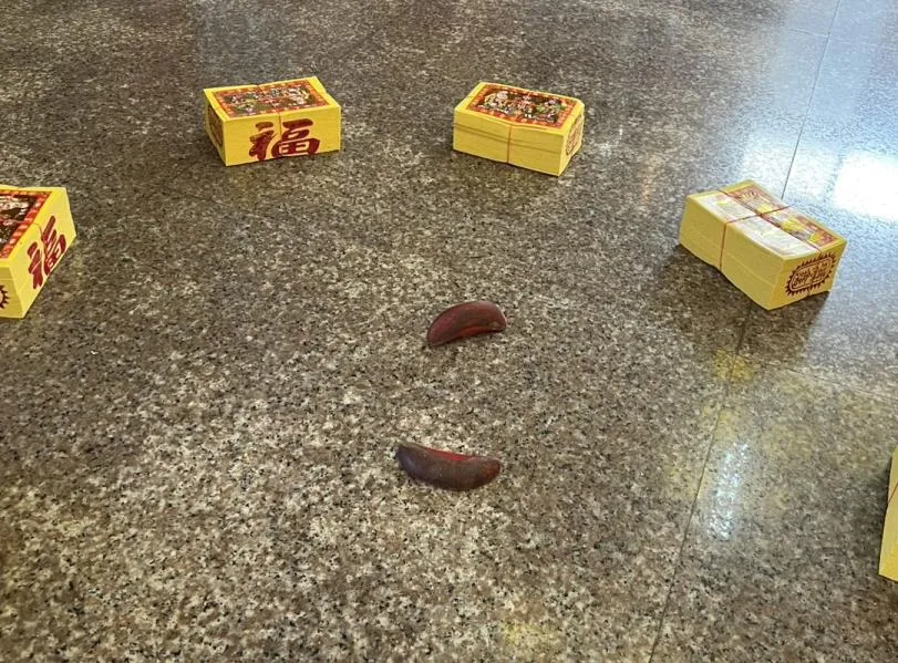 影/恆春郡福德宮現「立筊」神蹟　伯公顯靈：今年助民補財庫