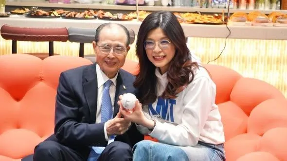 世界全壘打王來台　鄭麗文化身小球迷：我和王貞治拍到照了