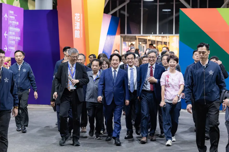 台灣國際蘭展開幕同框　賴清德公開稱讚陳亭妃「打扮得像蝴蝶蘭一樣」