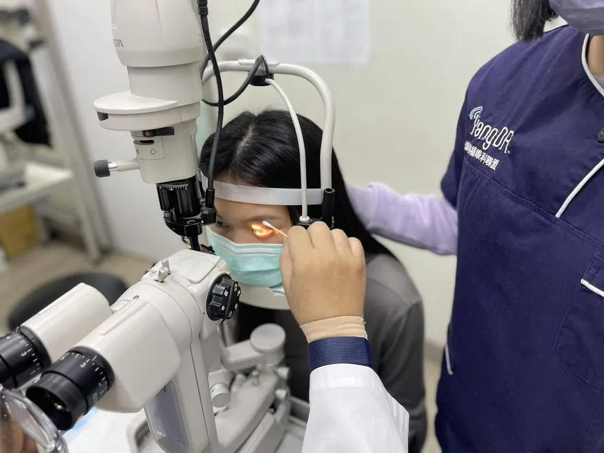 伸手抱馬爾濟斯遭咬傷眼皮！醫驚從眼中夾出「小狗斷牙」