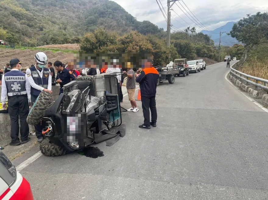 離譜！高雄25歲男酒駕農用車載4友人　撞護欄噴飛濺血