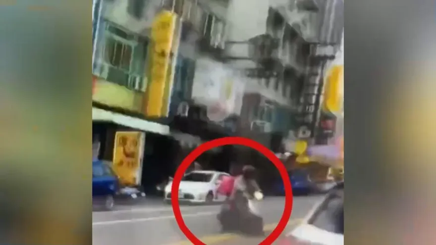 影/情勒女警？台中外送員跨雙黃線遭開單　竟當街下跪