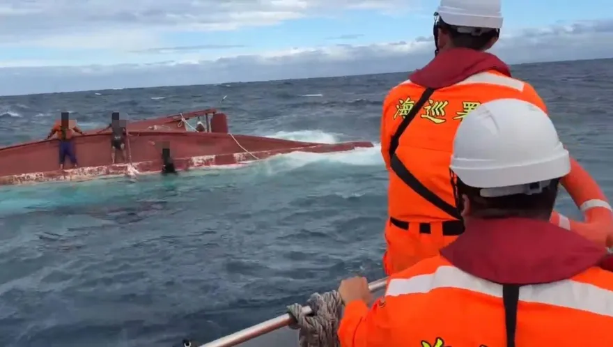 影/台東漁船翻覆3人險遭吞噬！救援成功後柴油卻漏了