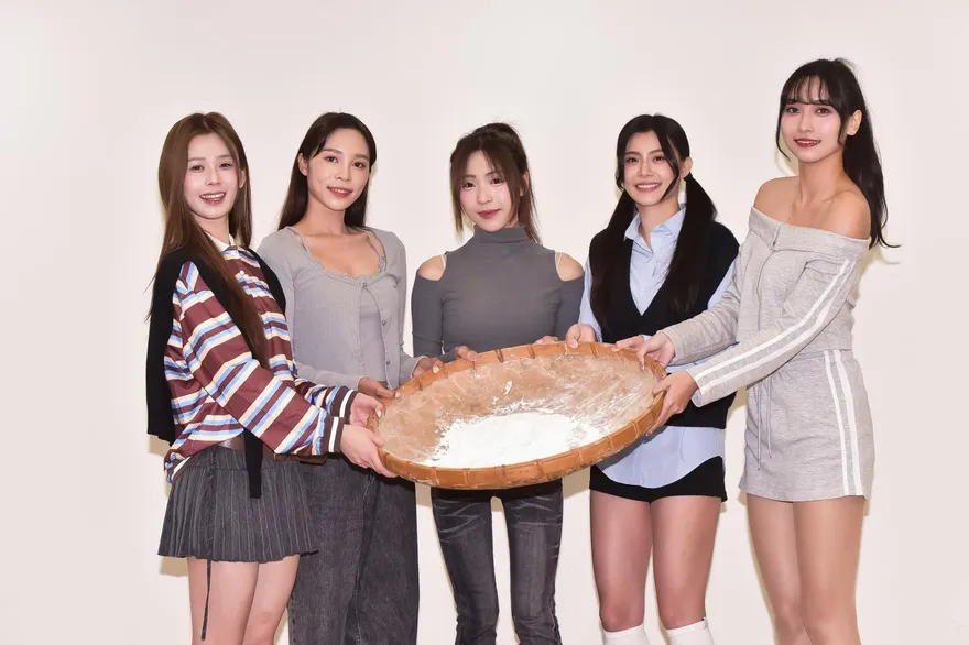 啦啦隊女孩滾元宵初體驗！各務禮美奈、容容、貝拉、十一、棠棠敬老送暖