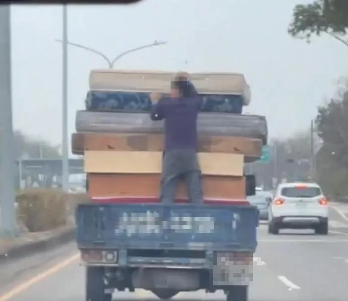 影/省繩子錢險釀禍！工人「肉身」固定床墊失敗飛砸後車畫面曝